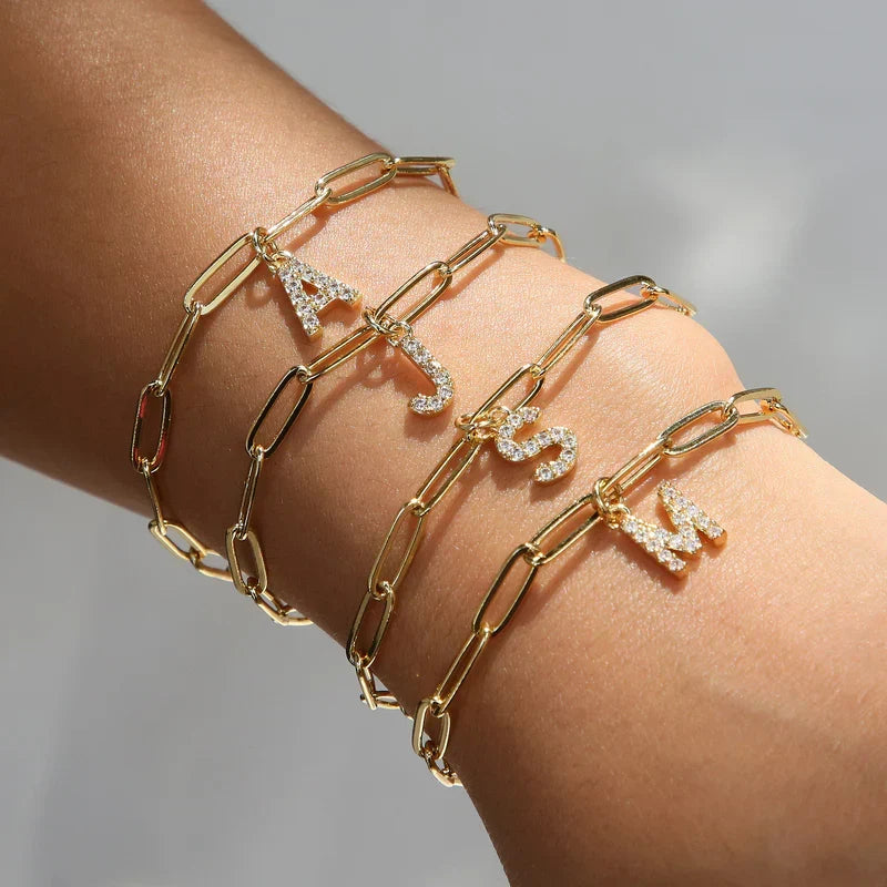 Pulsera minimalista con dije de letra | Oro