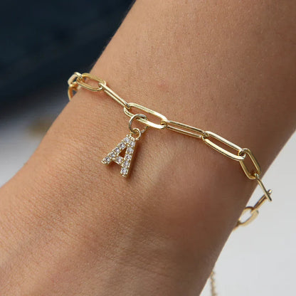 Pulsera minimalista con dije de letra | Oro