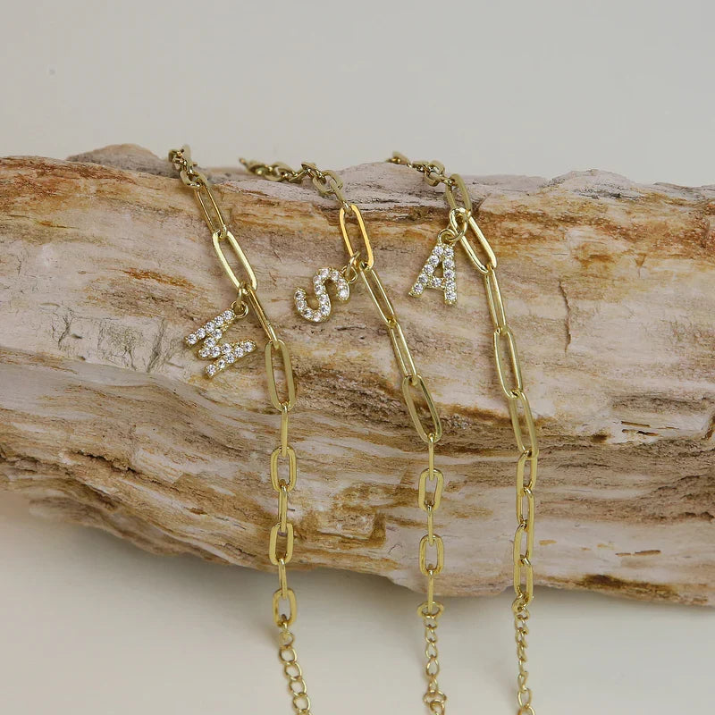 Pulsera minimalista con dije de letra | Oro