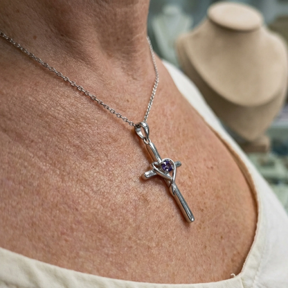 Collar con cruz de amatista | Oro blanco