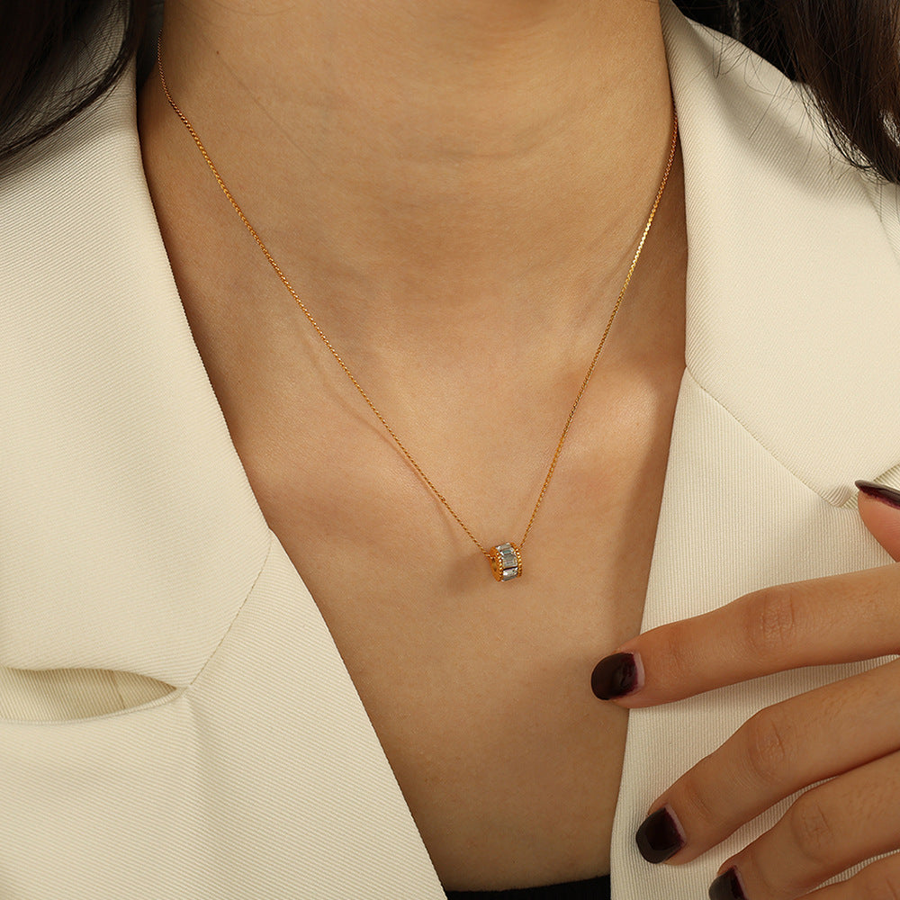 Collar Elyna con dije cilíndrico pulido | Oro