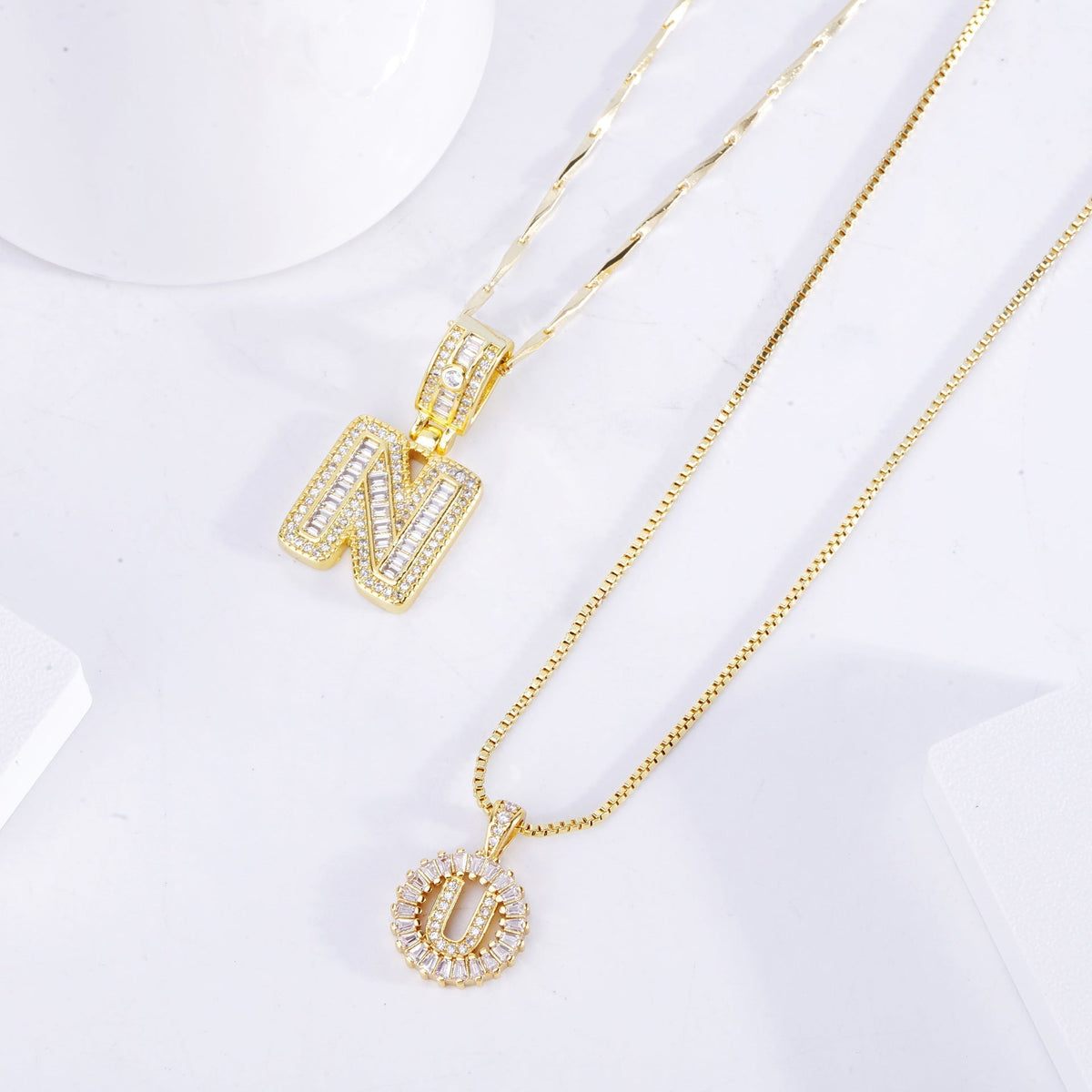 Set de collar con inicial de letra pavé | Oro