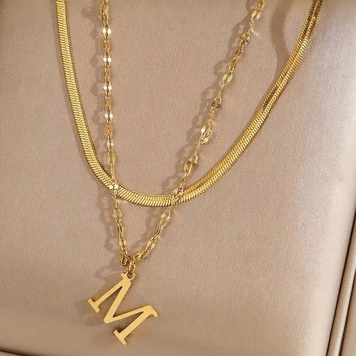 Collar de iniciales en capas | Oro