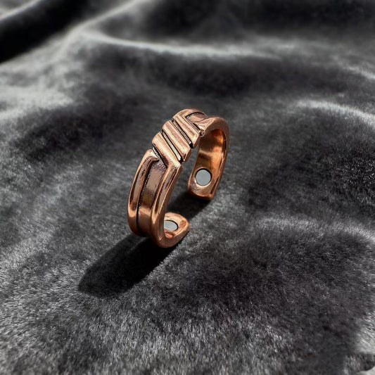 Anillo de cobre Genevra de borde esculpido