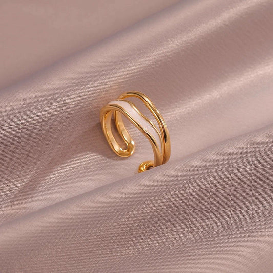Anillo Sahira de ondas superpuestas | Oro
