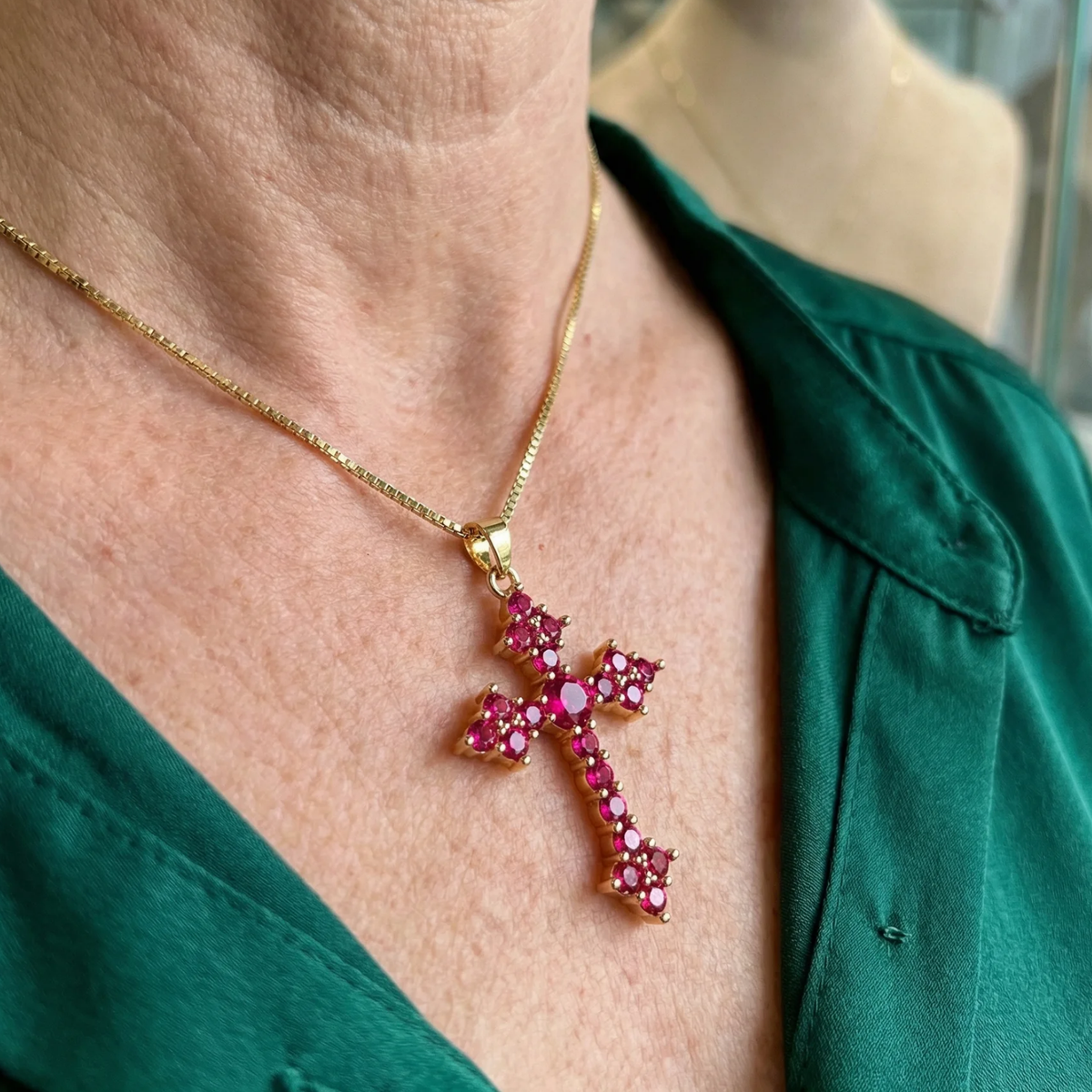 Collar de cruz con racimo rosa | Oro
