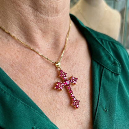Collar de cruz con racimo rosa | Oro
