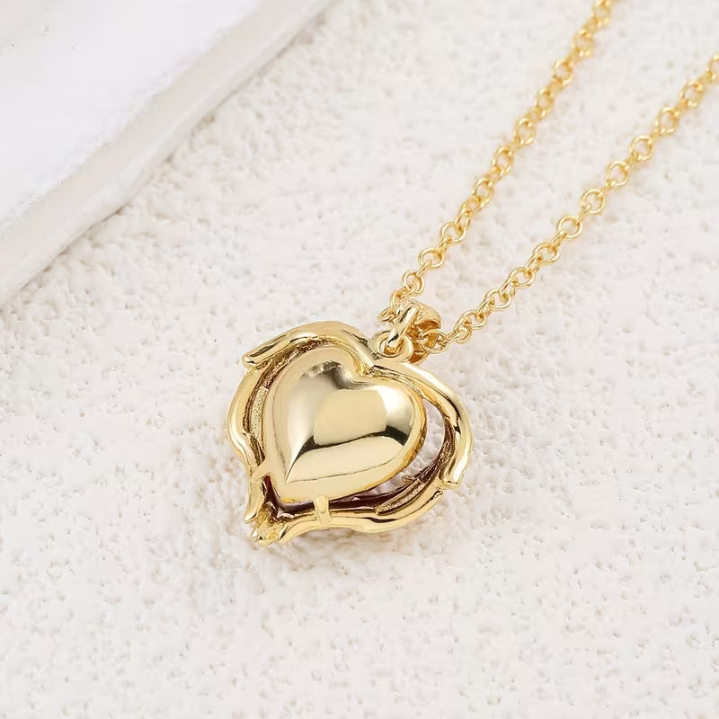 Collar Abrazo de Ángel con corazón de rubí | Oro