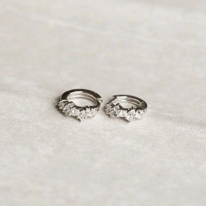 Aretes Huggies con racimo de cristales | Oro blanco