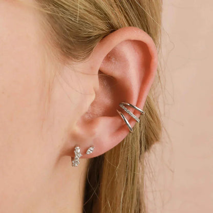 Aretes Huggies con racimo de cristales | Oro blanco