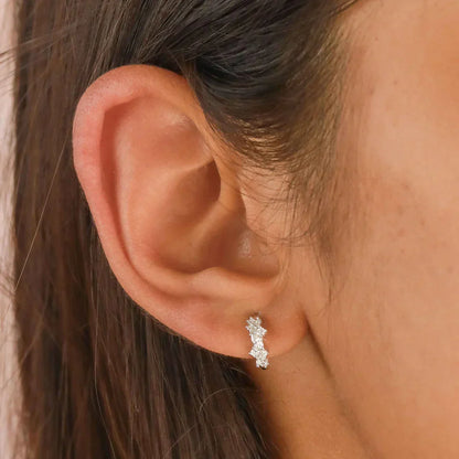 Aretes Huggies con racimo de cristales | Oro blanco