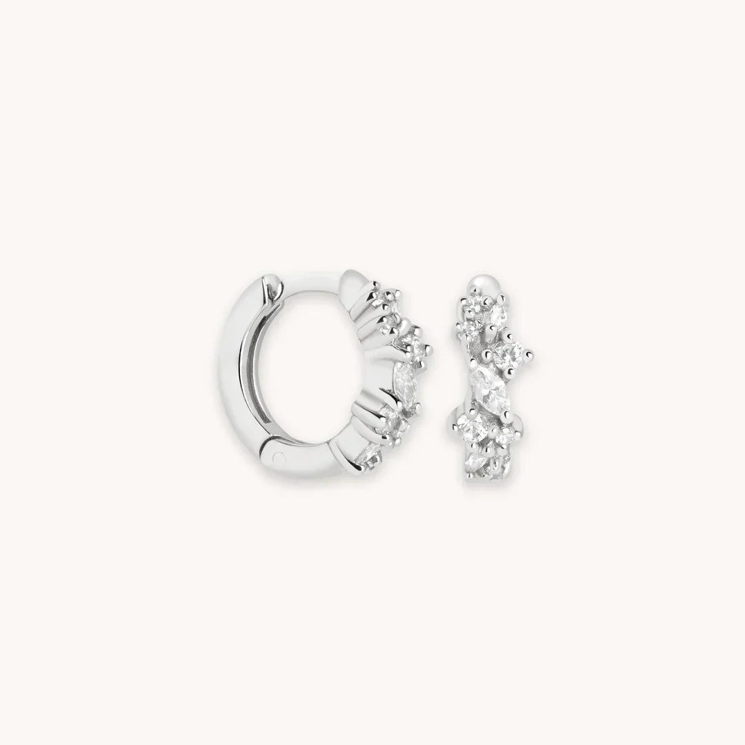 Aretes Huggies con racimo de cristales | Oro blanco