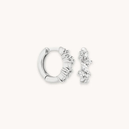 Aretes Huggies con racimo de cristales | Oro blanco