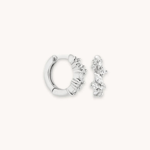 Aretes Huggies con racimo de cristales | Oro blanco
