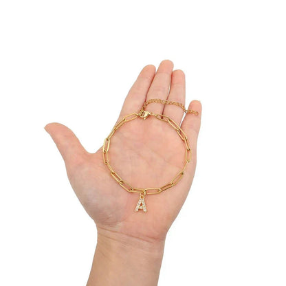 Pulsera minimalista con dije de letra | Oro
