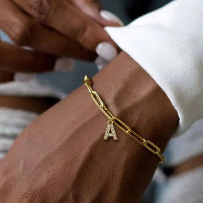 Pulsera minimalista con dije de letra | Oro